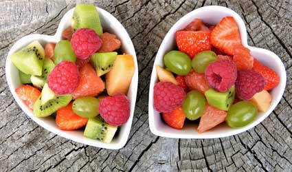Schälchen in Herzform gefüllt mit Obst